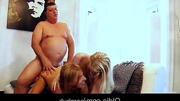 Японская взрослая женщина массирует клиентку и помогает ей кончить