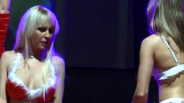 Возбужденная любовница, богатый человек развлекается со своим рабом