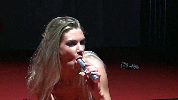 Чернокожий парень трахает блондинку в жесткой манере