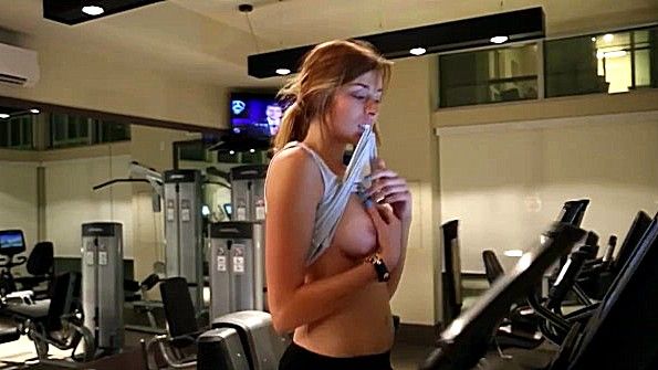 Сексуальная девушка спит вместе с чернокожим парнем