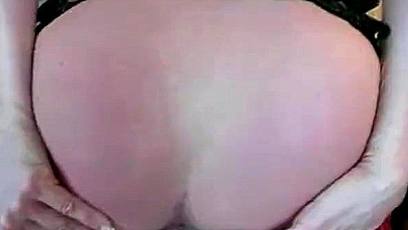 Милфа демонстрирует свою привлекательность и приступает к мастурбации