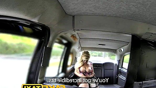 Он мастурбирует свою пизду вибратором и умудряется кончить на фотокамеру