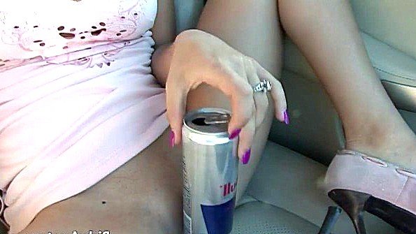 Сучка-потомок хочет, чтобы богатый человек занимался грубым сексом с мужчиной