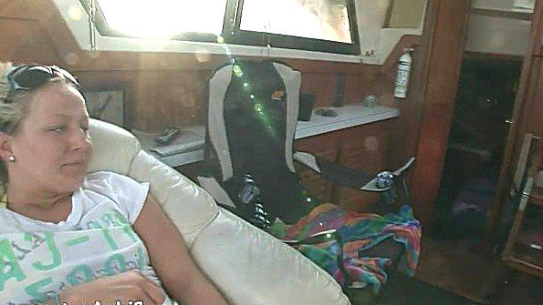 Взрослая чернокожая женщина раздевается и жадно отдается мужчине