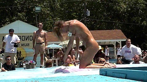 Взрослая японка клеймит мужское семя