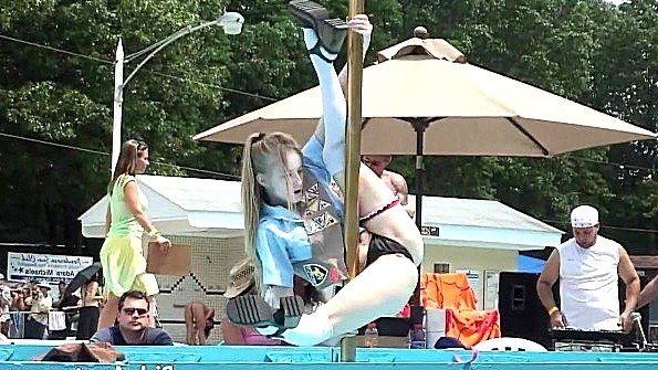 Девчонка напилась и занялась сексом с бутылкой