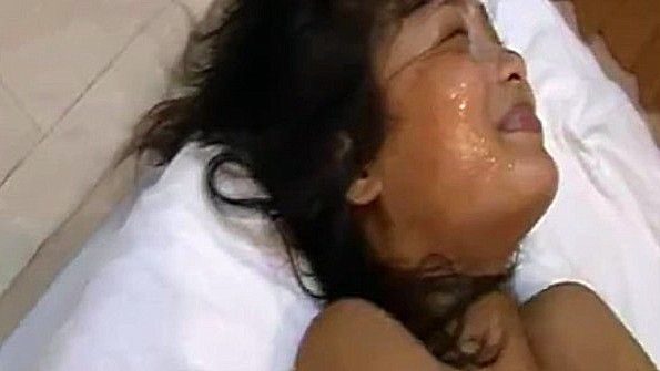 Замужняя взрослая женщина трахается с чернокожим парнем ради самого популярного клипа