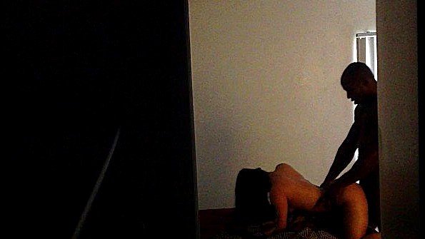 Брюнетка ласкает себя дилдо