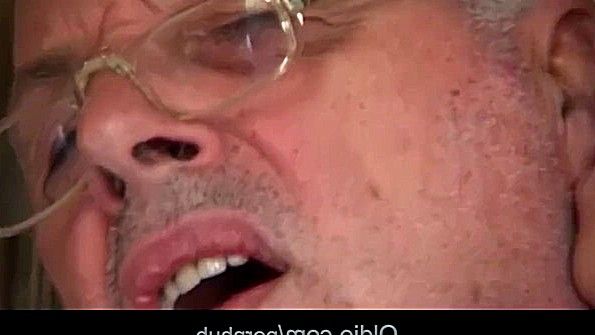 Она сосала член своего отца и позволяла ему лизать ей пизду с солью