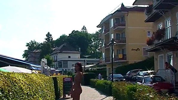 Он пришел в туалет к своей дочери и занялся с ней там сексом