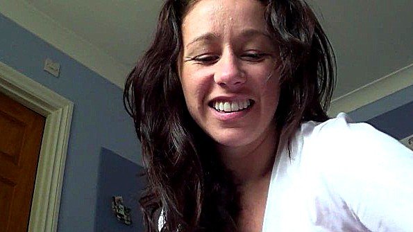 Сексуальная рыжеволосая красотка водит чувака за рулем