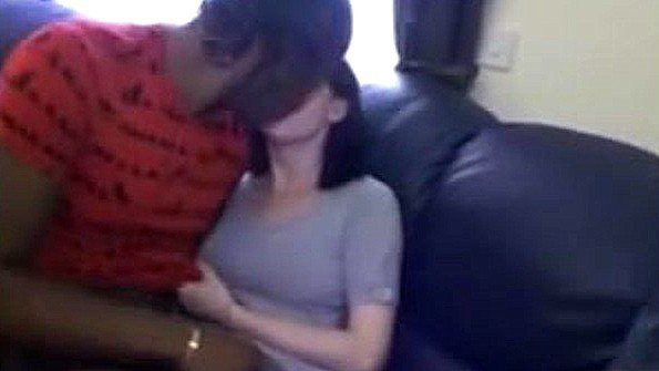 Взрослая японка с удовольствием активно сосёт половой член своего партнёра