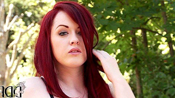 Две развратницы в интимной одежде, богатые люди занимаются сексом в естественном состоянии с чернокожим парнем