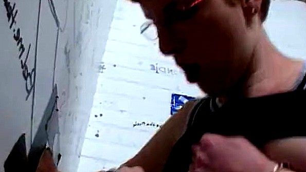 Чернокожая взрослая женщина стонет от горячего секса в постели