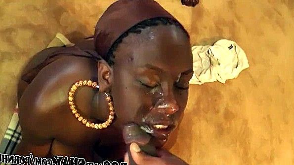 Мужик активно трахает милфу своим страстным членом