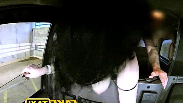 Дама-потомок кокетливо ласкает себя до кульминации