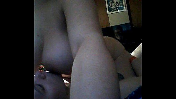 Мисс раздевается у окна, выражение ее лица очень грубое