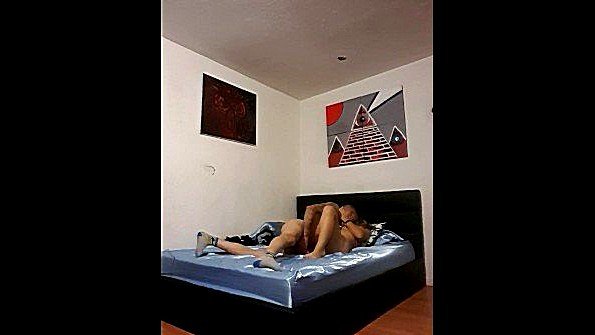 Замужняя женщина ласкает себя вибратором и бурно наслаждается этим