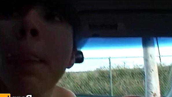 Сучка с анальной пробкой не может спать вместе с парнем