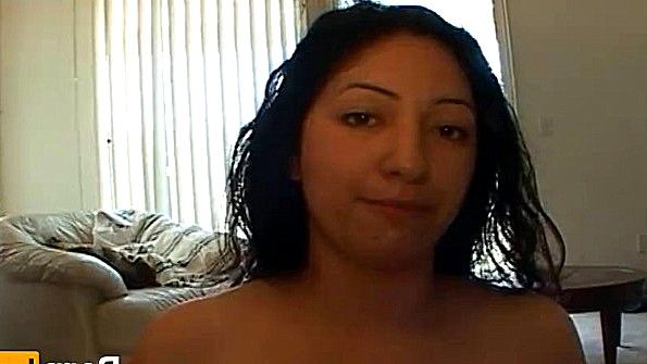 Полуголая любительница расслабляется на пляже