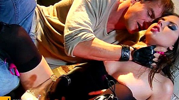 Сука срочно соль вылизывает анус в постели и кончает