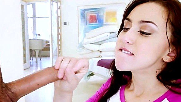 Развратная блондинка хочет трахнуть парня в задницу