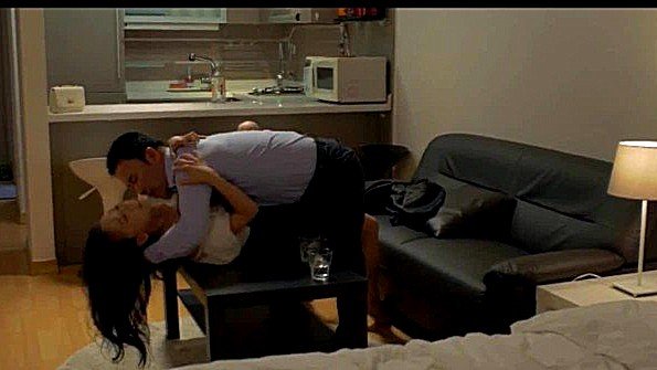 Разговор двух женщин закончился постельными играми