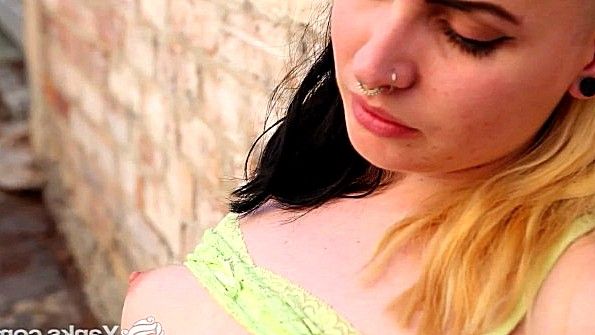 Она смазывает свою задницу маслом и занимается анальным сексом