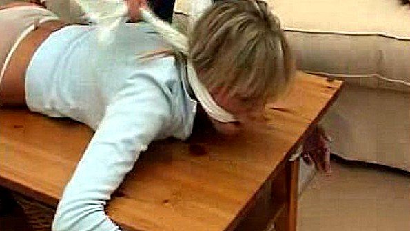 Мужчина грубо трахает красотку Генри Свита