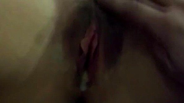 Потомственная дама доводит себя до совершенства с помощью пальца