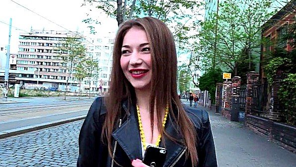 Бритой пизде блондинки нужна серьезная взбучка