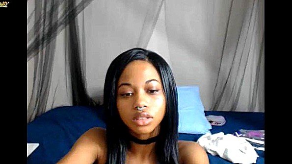 Парень начал засовывать свой сжатый кулак в пизду девушки