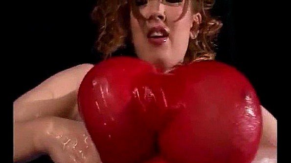 Он раздевает рабыню в курятнике и стимулирует ее игрушкой