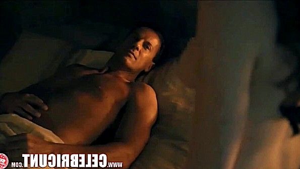 Он приковывает цепью голую рабыню и терзает ее органическую структуру