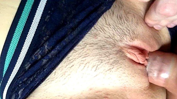 Японская взрослая женщина обнажила грудь и помогла мужчине переспать с ней