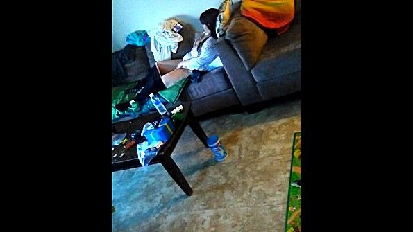 Две девушки развлекаются с вибратором в общественном месте