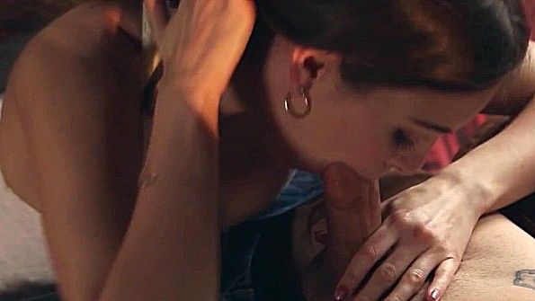 Невероятная блондинка дарит любовь, сосание члена