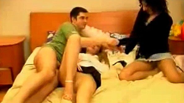 Неутомимый парень тащит брюнетку, чтобы трахнуть ее в задницу