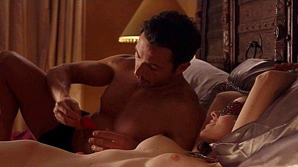 Игривая язычная ласка доводит половой член до оргазма