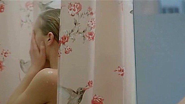 Женщина-родитель помогает сыну стать уверенным в себе любовником