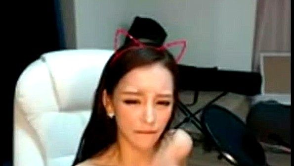 Татуированная сучка сосет и дрочит член с наслаждением