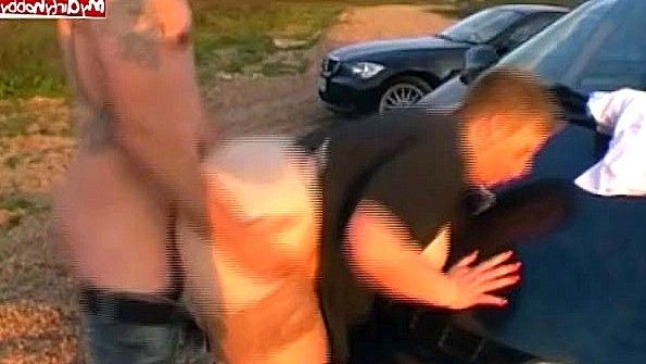 Неутомимый кровный брат вовлекает свою сестру и ее подругу в секс с богатыми людьми