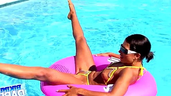 Чернокожий мужчина трахает женщину-уборщицу и клеймит ее криками