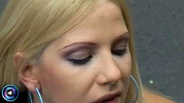 Японская малышка жадно трахается в разных позах