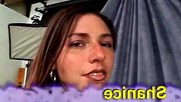 Ученица засунула руку в трусики перед фотокамерой