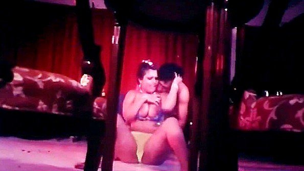 Блондинка баллад распласталась на кровати и ласкает себя