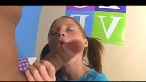 Женщина-родительница надевает трико и спит вместе со своим сыном, ей трудно