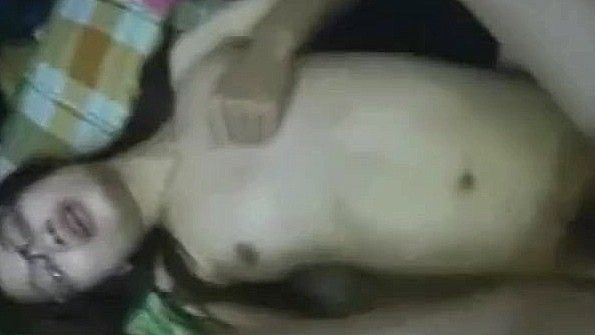 Двое парней принуждают взрослую азиатку к траху