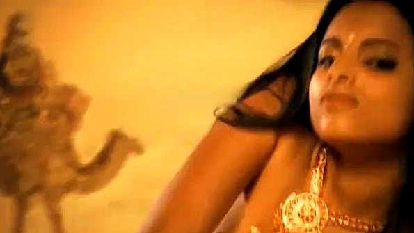 Мисс застала свою подругу за мастурбацией и принялась играть с ней