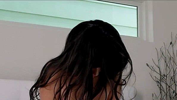 Я заставляю свою сестру снять покрывало и приступить к ее траху